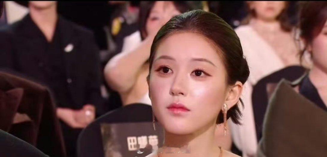 三位顶流95小花估计就是赵露思、鞠婧祎、白鹿了，今晚的活动大多数粉丝都是为她们三