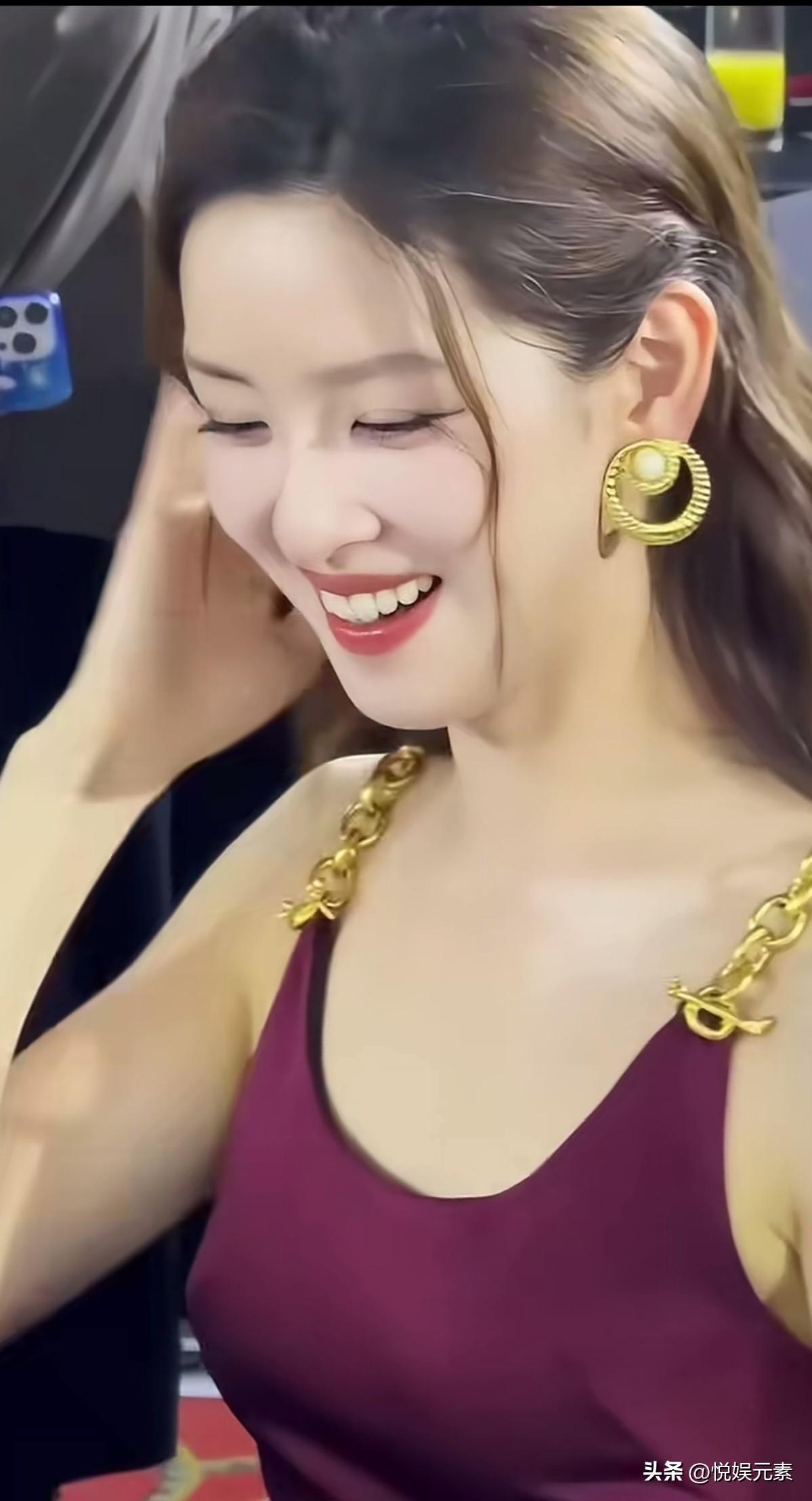 章泽天，少妇级别的天花板，
知识与美貌并存，
这颜值摆在这了，
即使没有京东刘强