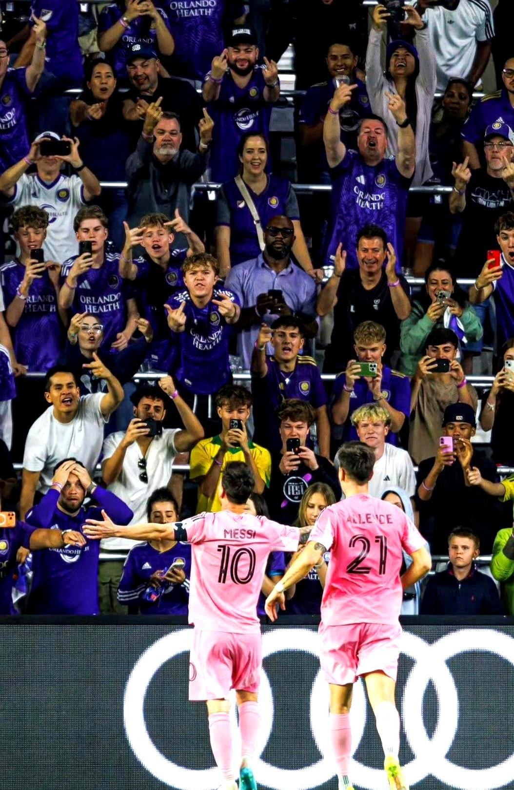 一个38岁的千万富翁，在客场数万人的怒骂中，微笑着举起了右手。
 
他对着对手的