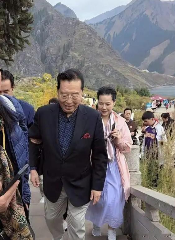 著名歌唱家李双江夫妇结伴外出游玩打卡，一路上相伴同行十分温馨。

李双江今年87