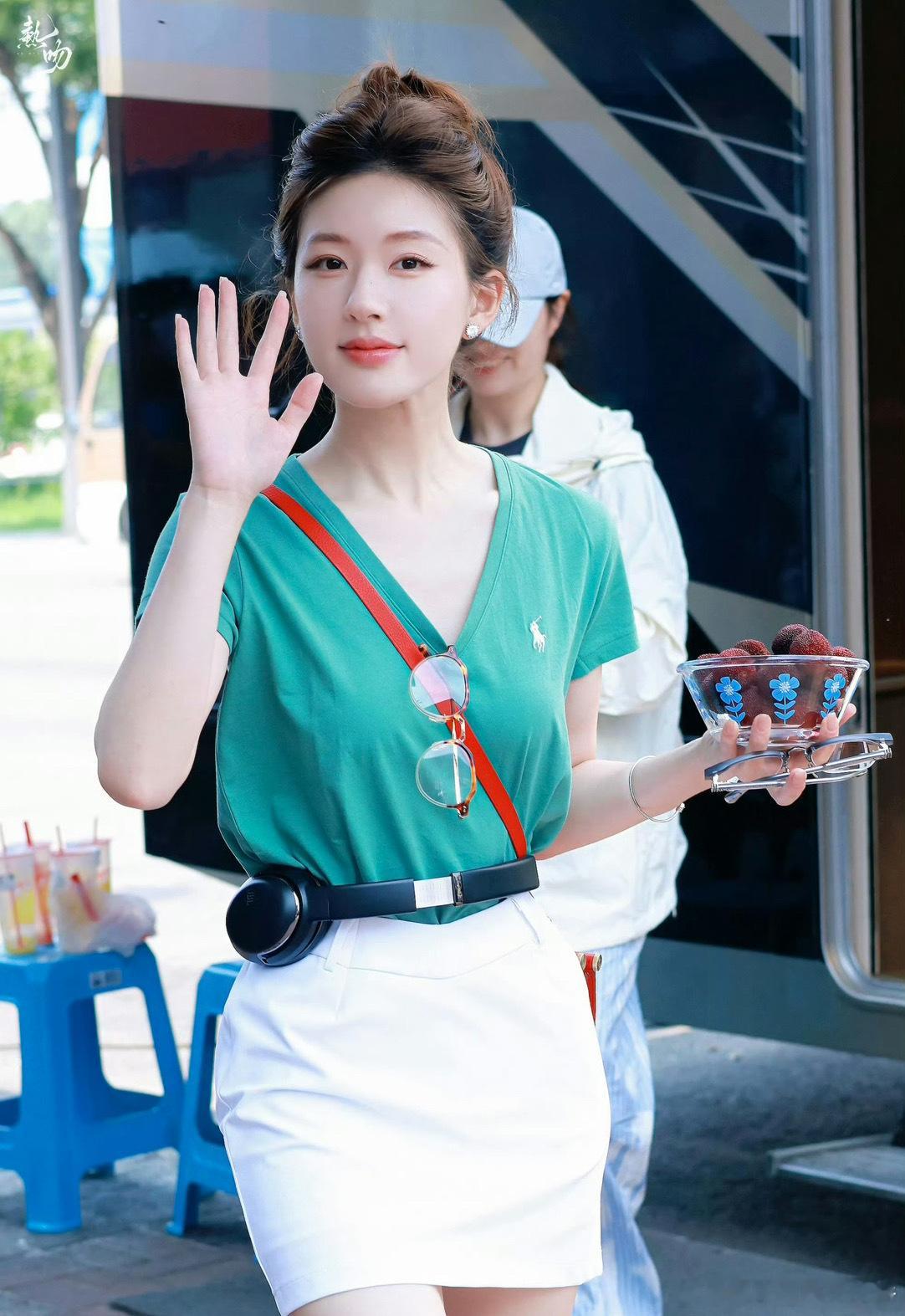赵露思腰细到可以卡耳机 ？？#赵露思耳机卡腰上##赵露思腰细到可以卡耳机##赵露
