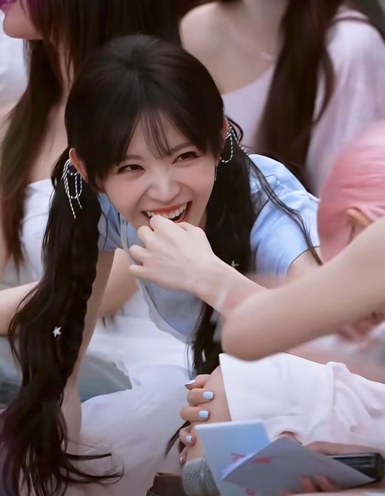 [送心]田曦薇[心]，拿到🆕代言，笑得好“邪性”[尬笑]而且拍“床照”，竟然没