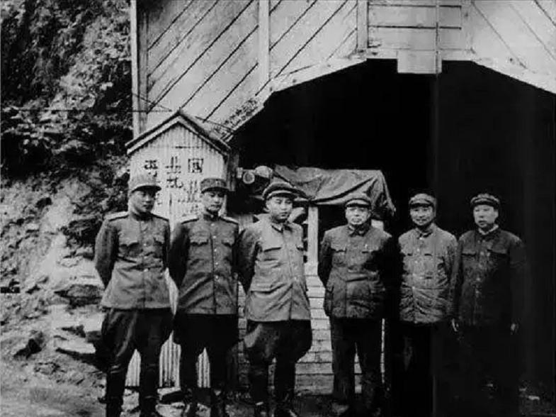 1951年军委扩大会上彭德怀拍桌怒斥场面，毛主席得知后语出惊人：这其实不是件坏事