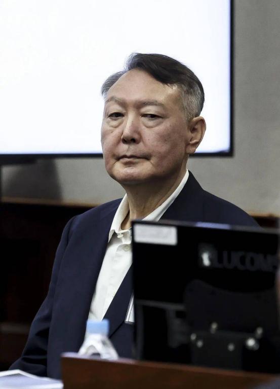 韩国前总统尹锡悦，被检方要求判30年大牢，这小子纯粹是为了自己能攥住权力，把自己
