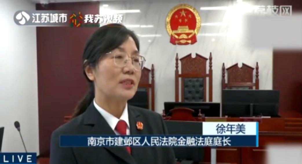 查出个肺结节，三年后真恶化成了肺癌。
拿着保单去理赔，保险公司俩手一摊：“你当年