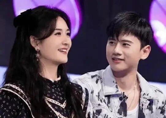 不被看好，却已风雨同舟十四年。

初遇时，她是知名主持人，他是初出茅庐的选秀歌手