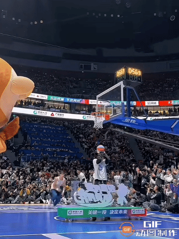 扣篮：蝎子摆尾
这一扣放在NBA扣篮大赛能打几分？