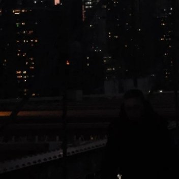 布鲁克林大桥暮夜絮语暮色揉碎了落日最后一抹胭红，泼洒在纽约东河上空，深蓝从天际顶