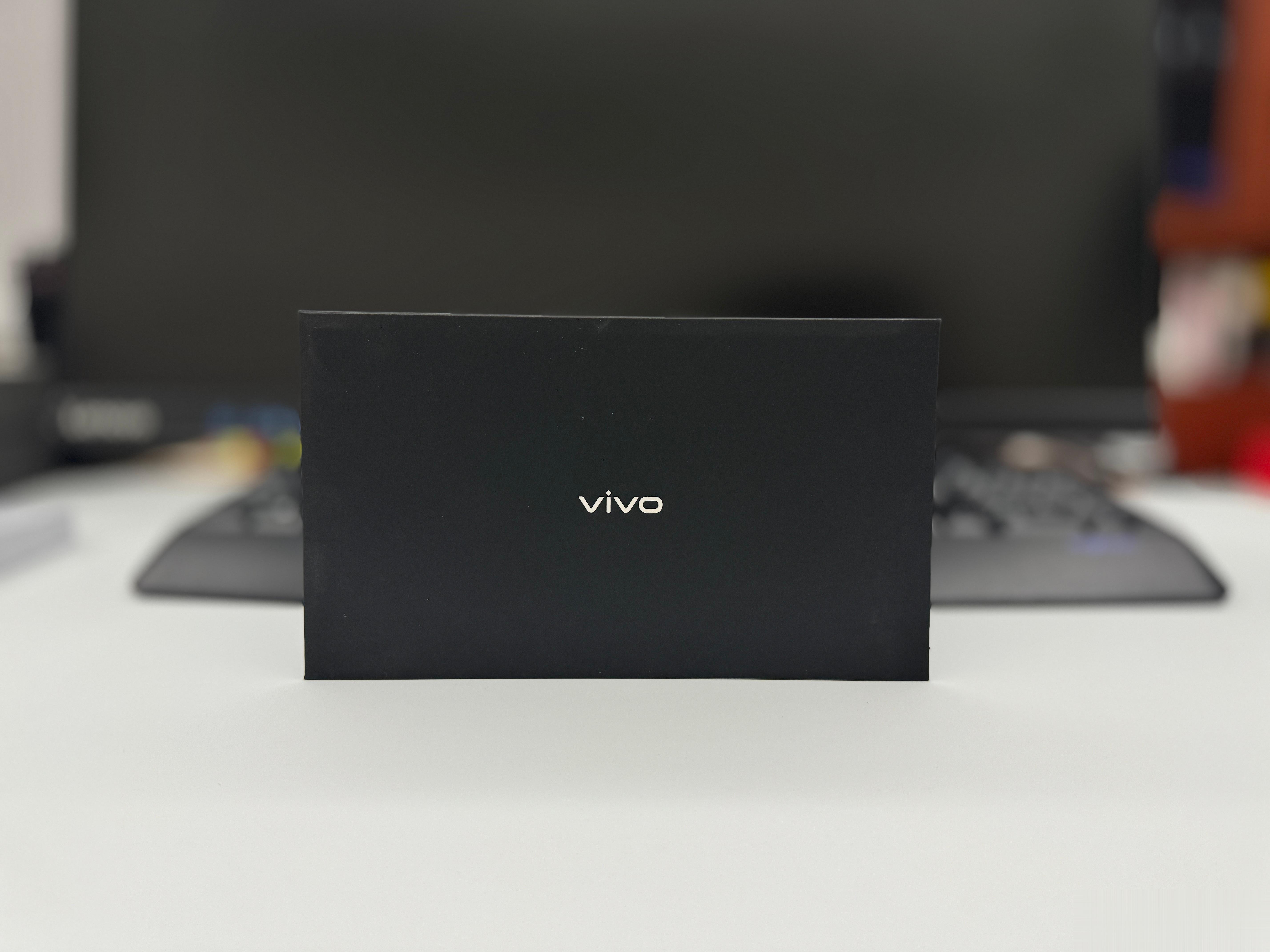 刚拿到vivo X100手机发布会邀请函，明天晚上19点，水立方见。预售价格已经