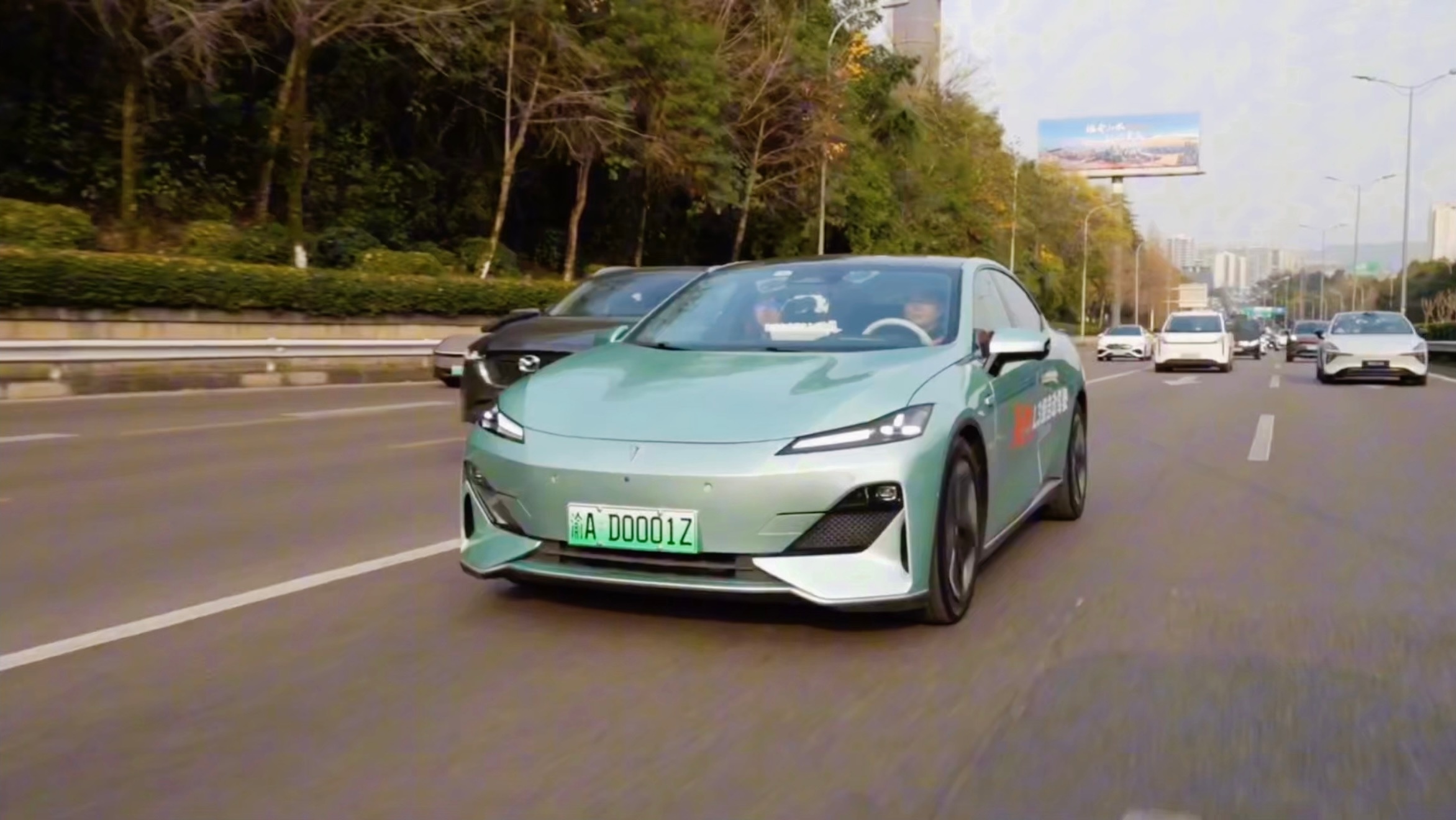 别再说深蓝L3上路通行试点限速50km/h是技术不行了，这是军工出身的它坚守安全