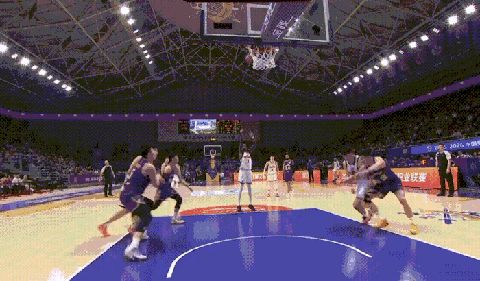 昨晚正是廖三宁的防守漏人让萨姆纳二次进攻得手，让广东队奠定胜局。
如图很明显廖三