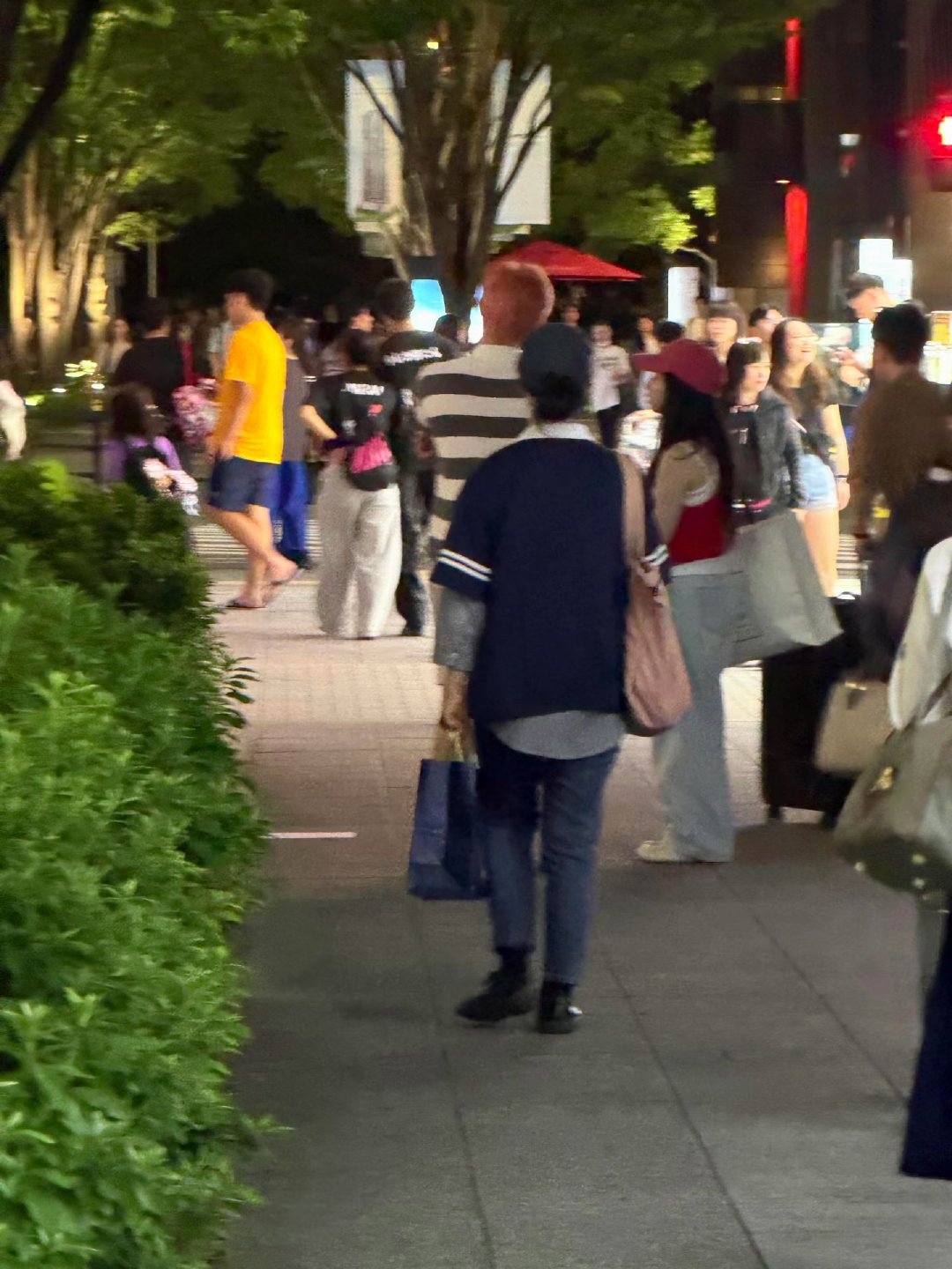 大阪偶遇炎亚纶网友大阪偶遇炎亚纶，还拍了合照，粉发素颜状态看起来还不错！网友大阪
