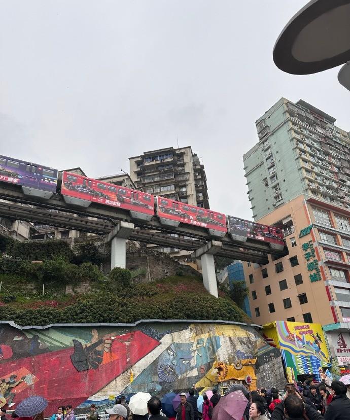 平凡日子虽渺小又重复，却处处藏着幸福。看重庆李子坝单轨呼啸着穿楼而过，再坐上长江