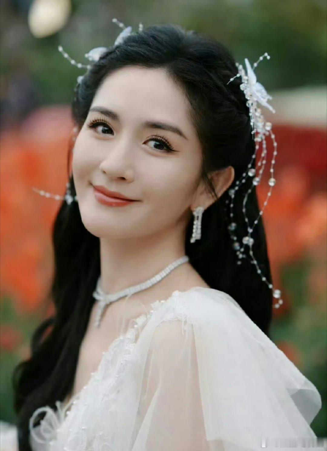 谢娜花海花仙子走花路娜姐在《花海》舞台上的每个转身都像被春风吻过的花瓣，轻盈又充