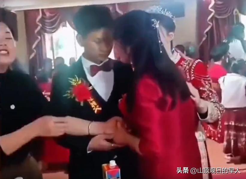 婚礼上丈母娘当众紧抱女婿
举止亲密失了分寸，新娘当场崩溃发飙：别丢人
本该温馨浪