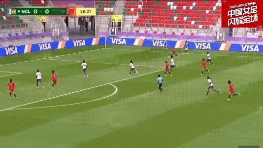 中国女足U20队员一定要多射门，对方新喀里多尼亚这个门将体重很大，肯定反应速度不