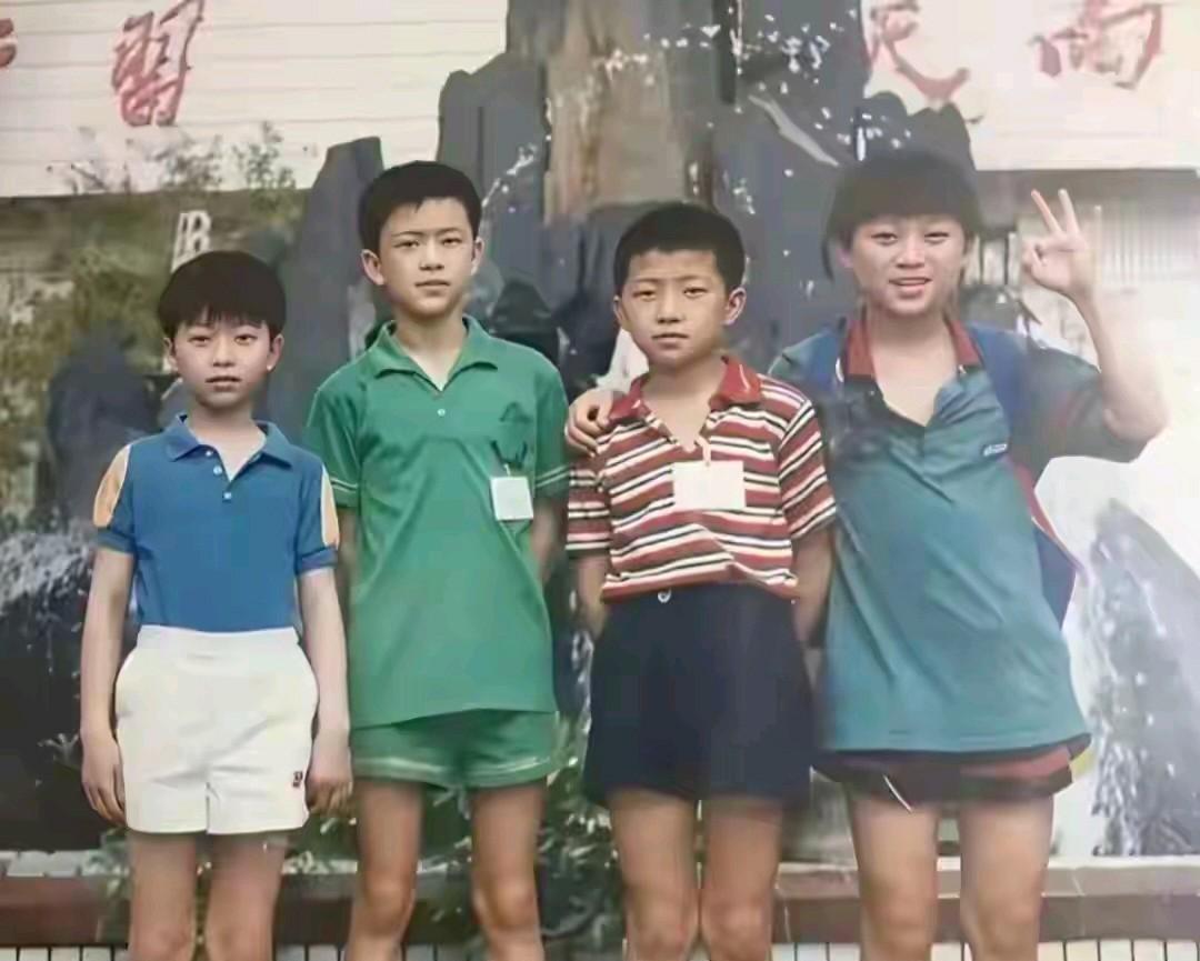 他们说这里面有一个是乒乓球世界冠军，你看他们中谁是？有人说左一这位一看就是马龙，