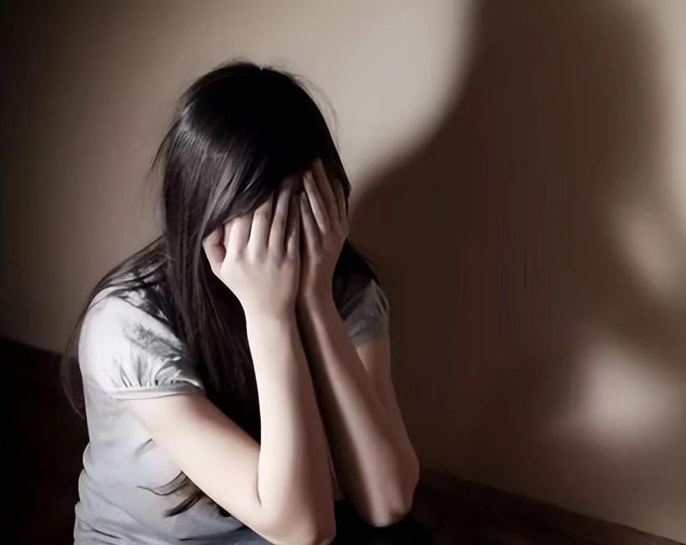 “全网最傻姑娘！”浙江台州，女子半夜被邻居性侵，她愤怒报警，邻居的父母不断求情被