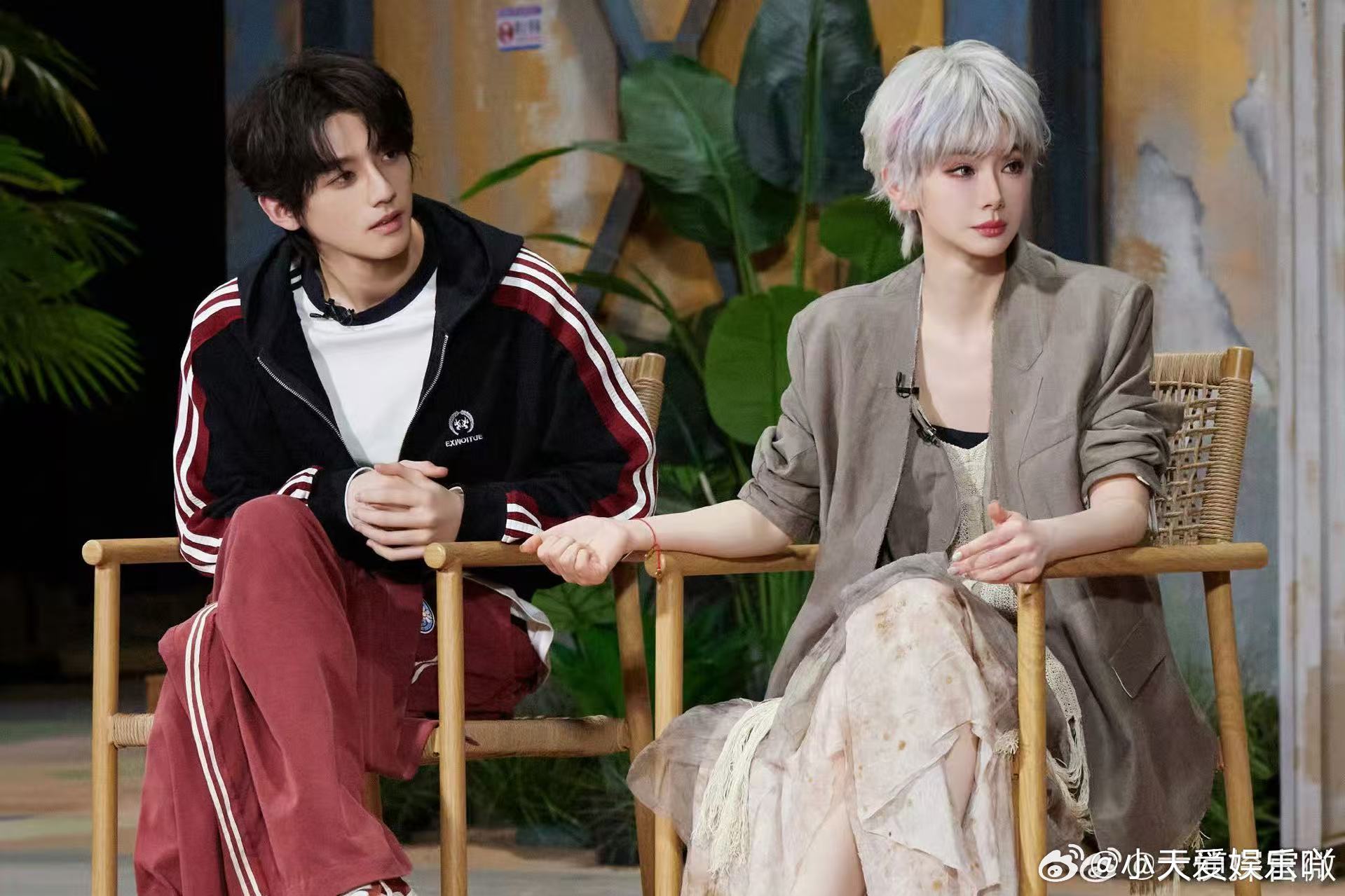 戚薇白发造型美我一大跳戚薇白色短发造型追大侦探被戚薇的造型狠狠圈粉，纯白短发利落