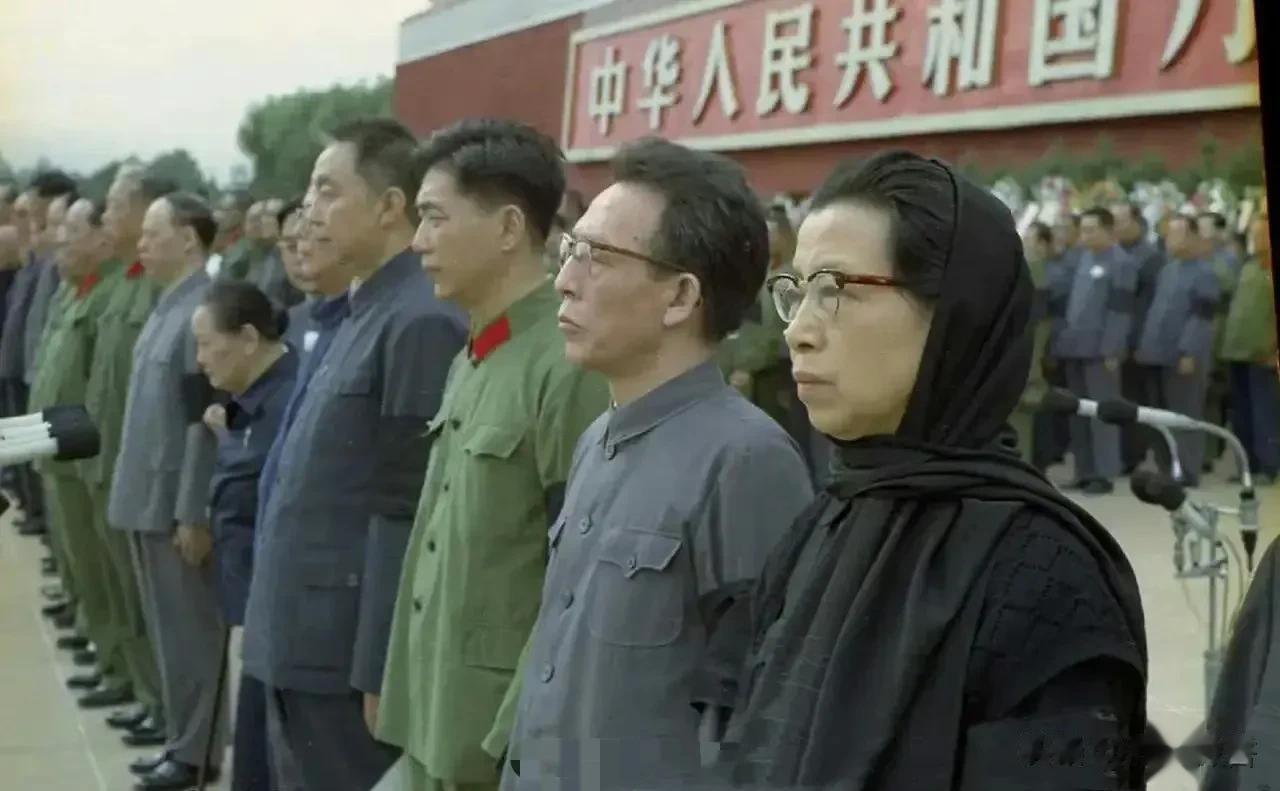 1976年9月18日，北京天安门广场北侧临时搭建的台子上，党和国家领导人正在出席