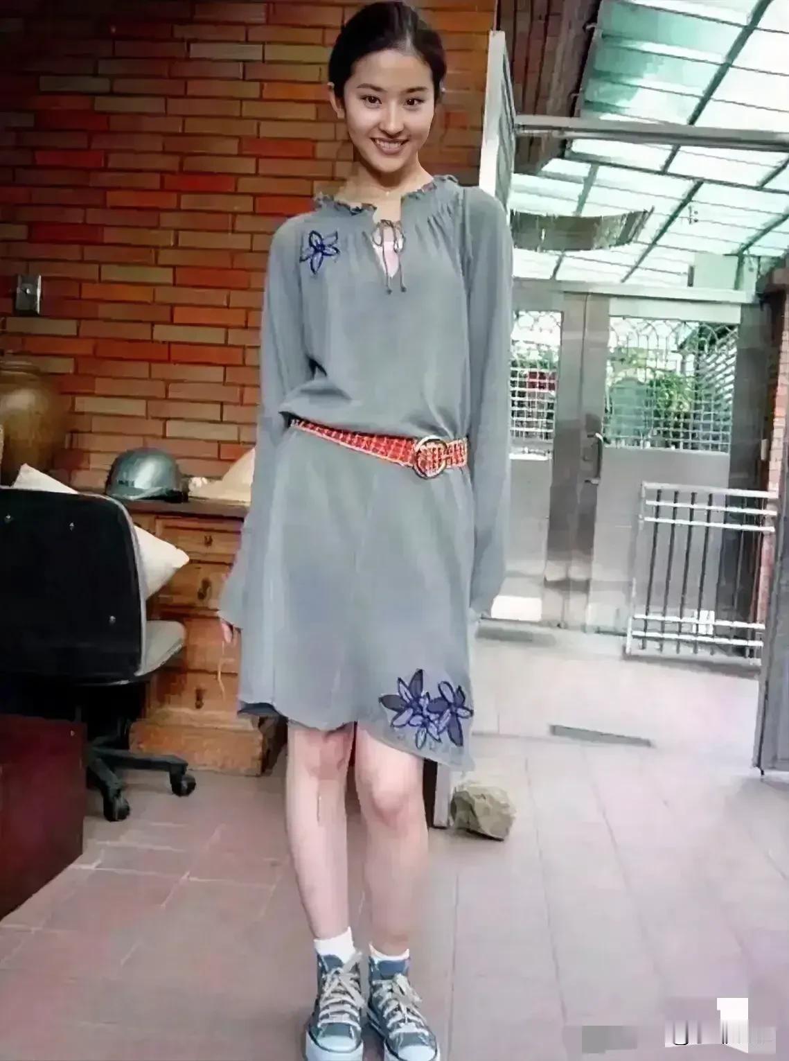 刘亦菲16岁时的清纯靓丽可爱模样让人难以忘怀，她那种青涩的魅力令人着迷。她不仅外