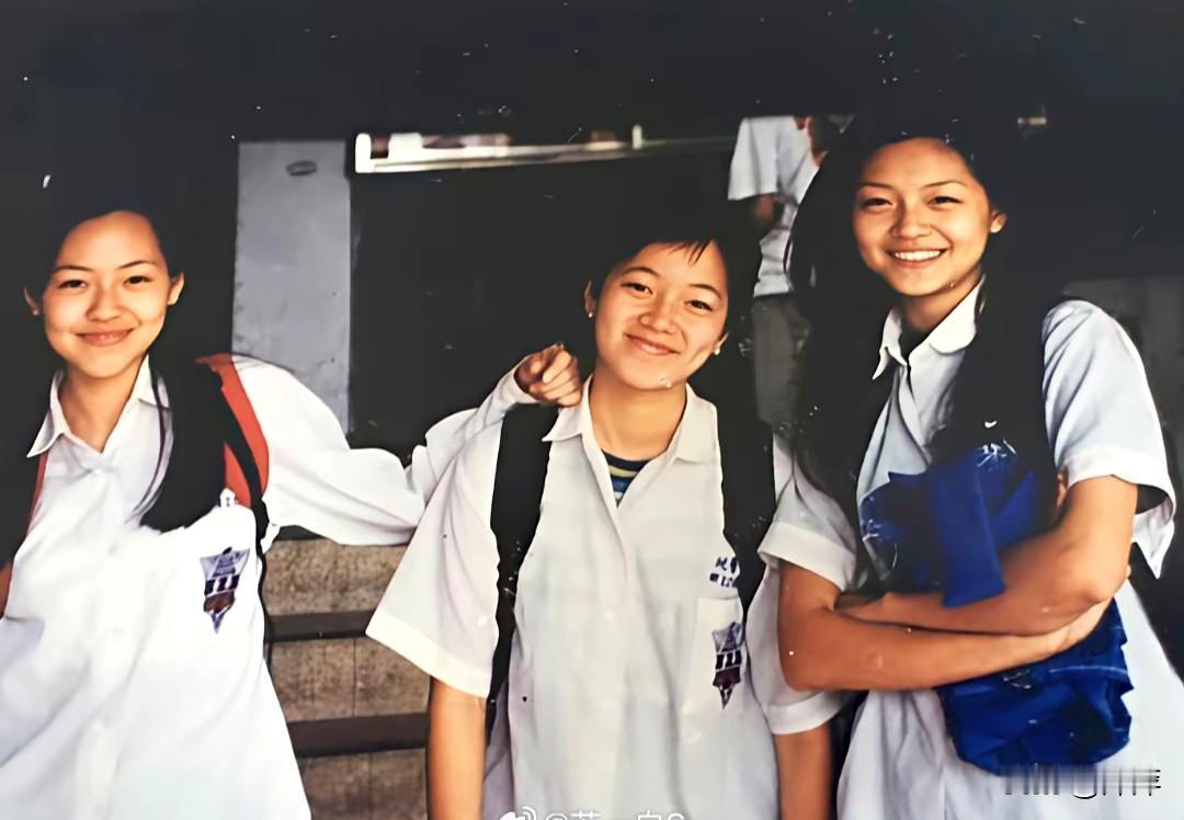 90年代，大S、小S和阿雅在台湾华冈艺校的学生合影。
三人穿着校服笑容明媚，青涩