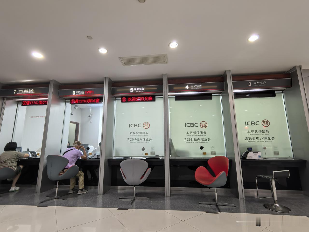 科技股让年轻人惨遭“毒打”，年轻人转而选择攒“老登股”以求退休安稳。

何为“老