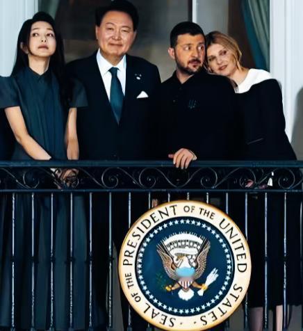 泽连斯基和妻子叶莲娜这么甜蜜吗？
在外交场合泽连斯基和妻子叶莲娜还要秀恩爱啊！