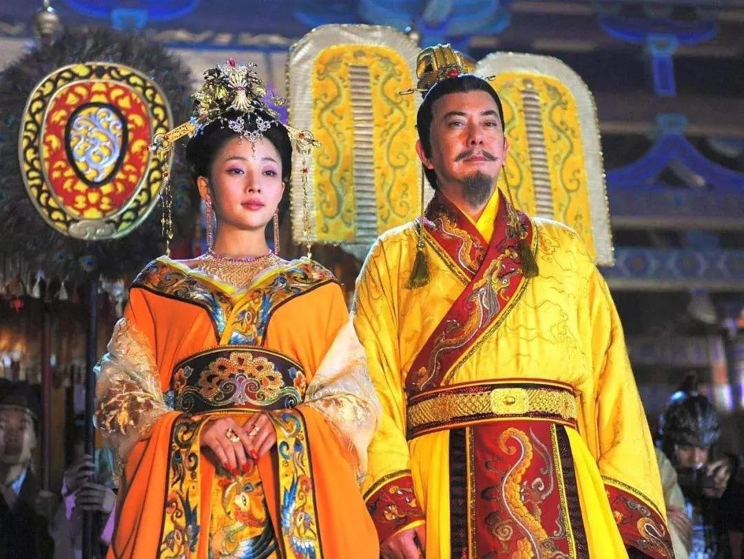 我觉得爆发安史之乱与宠幸杨贵妃关系不大，虽然在当时全世界没有哪个国家打得过唐军，
