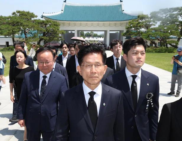 韩国显忠日，李在明参拜纪念
先烈的显忠院名正言顺。
声称没有党权欲望的国民力量党
