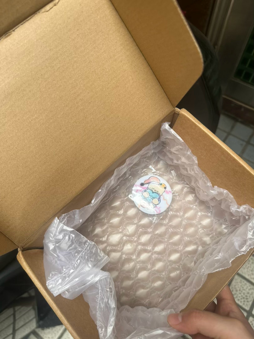 我去了 在奶噗噗直播间抽到了一个吧唧 用了这么大一个盒子寄了过来[泪奔] ​​​