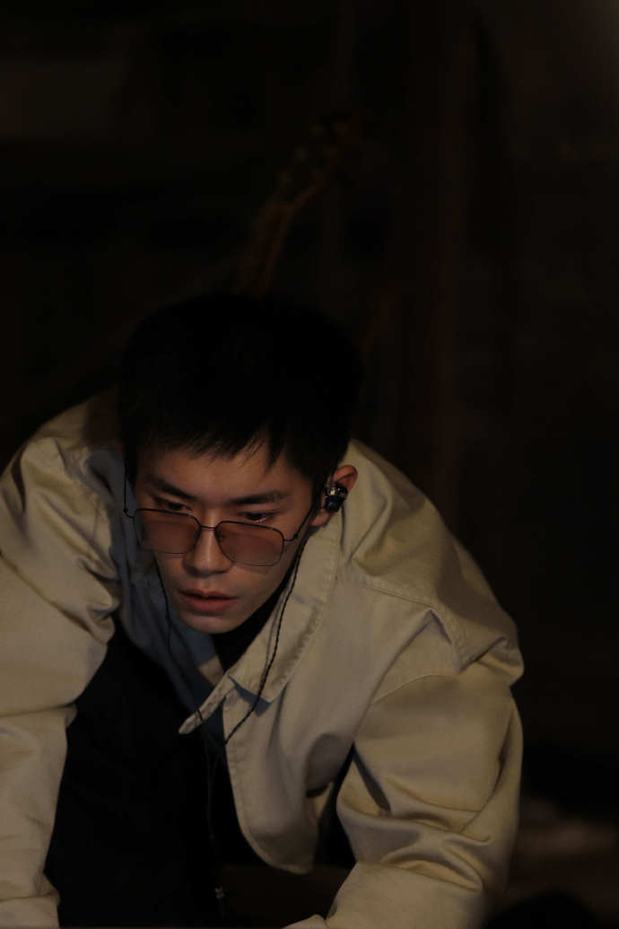 易烊千玺告别六月  告别6月的时候咱们的易烊千玺在好可爱和好拽之间切换啦！感受到