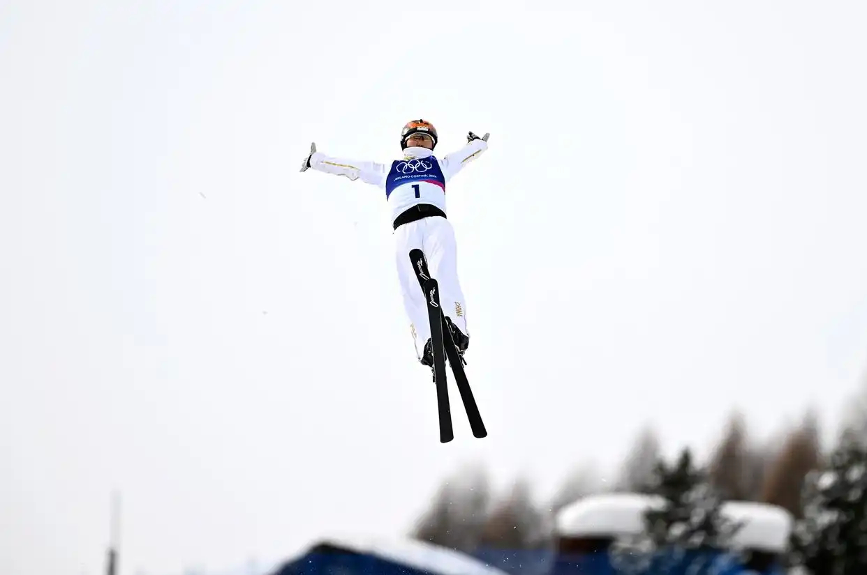 米兰冬奥会自由式滑雪女子空中技巧决赛，徐梦桃获得冠军，队友邵琪和孔凡钰分获三、四