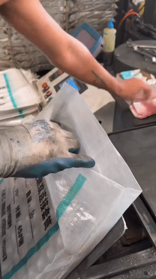 这些建材生产商往自家的产品里放钱💰
并不是在搞有奖销售？
而是一种防伪措失！