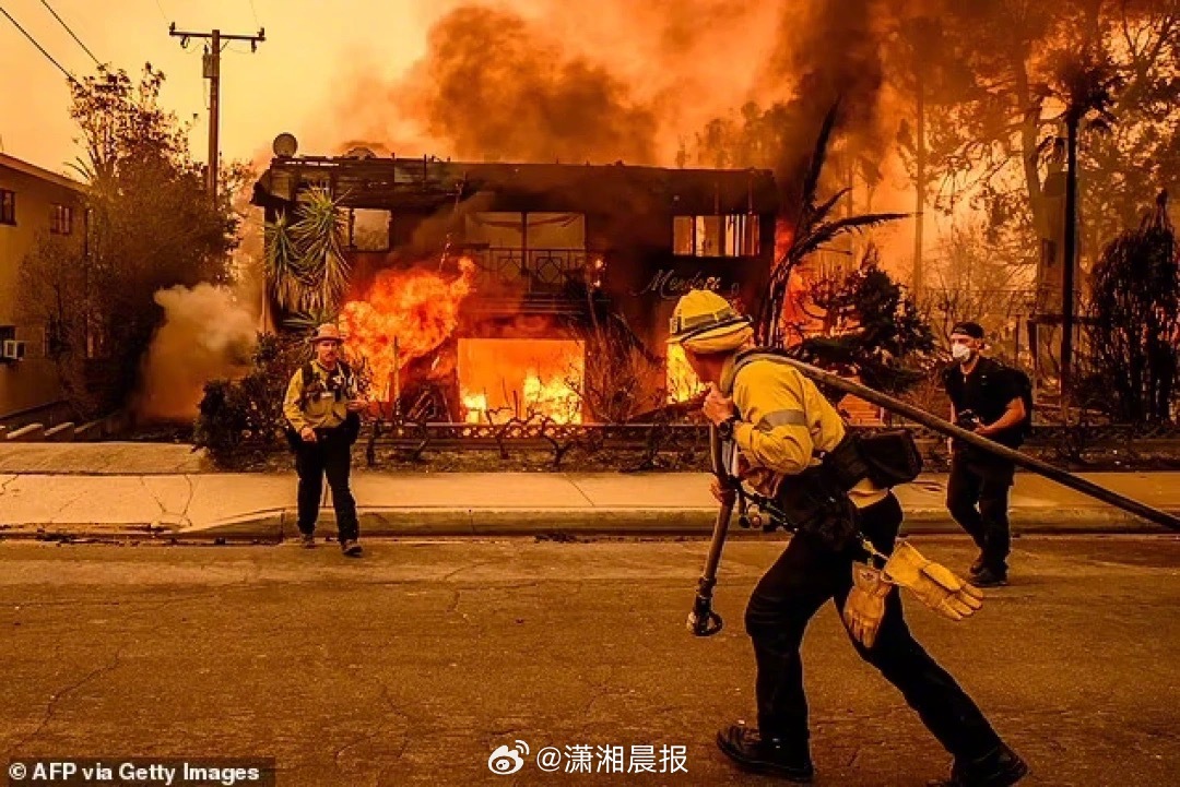 【#洛杉矶山火消防栓已没水#，#富豪夫妇占洛杉矶92%用水量遭抨击#】自7日燃起
