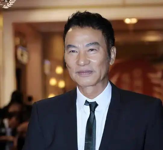 任达华当年坚持丁克，和妻子琪琪一起环游世界。结果2004年，琪琪意外怀孕，他当场