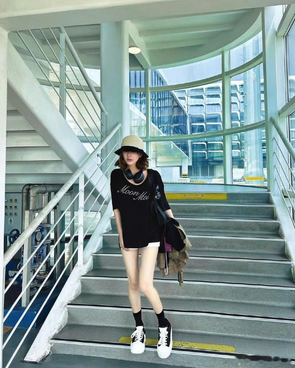 短发的赵露思把脸遮住，这不是就是赵丽颖的代餐吗？莫非是看到赵丽颖获奖也开始跟风了