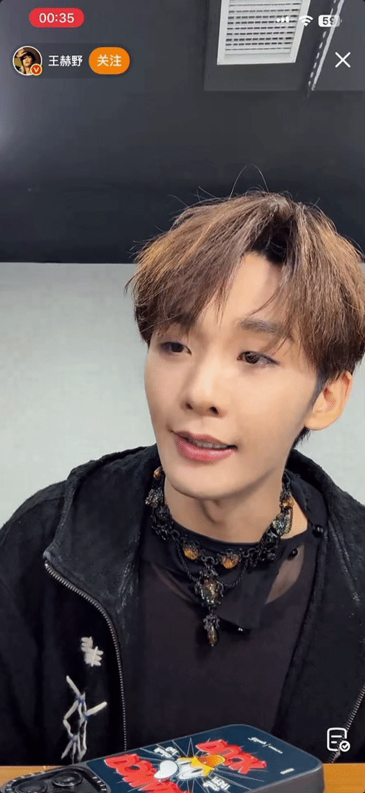 还没到春晚王赫野就演上了 王赫野这直播“演”得够劲！攥着三折叠手机全程“演不停”