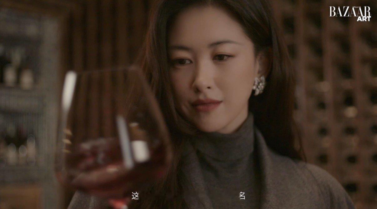 如果优雅有定义那一定是朱珠朱珠晚宴珠宝箱！朱珠终于给自己放假期了！穿灰色毛呢大衣