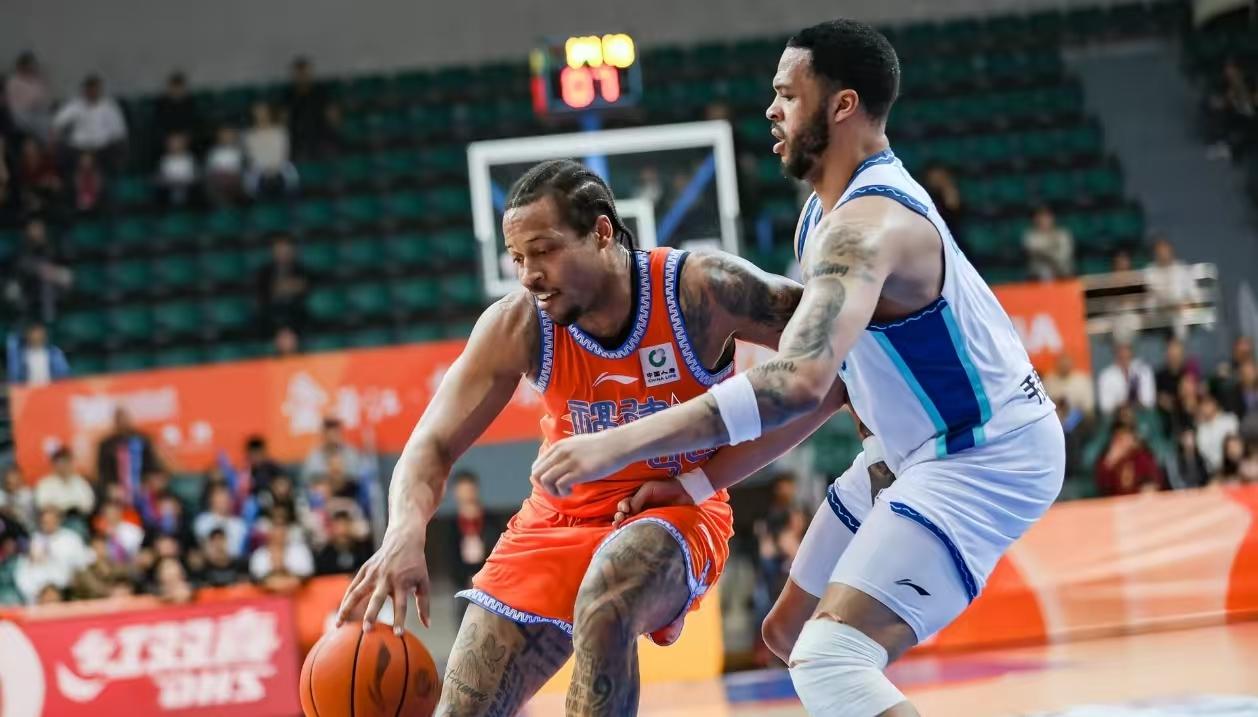 福建主场球馆漏水两度中断，五人犯满被罚下，青岛末节崩盘输福建
CBA比赛又遭遇漏