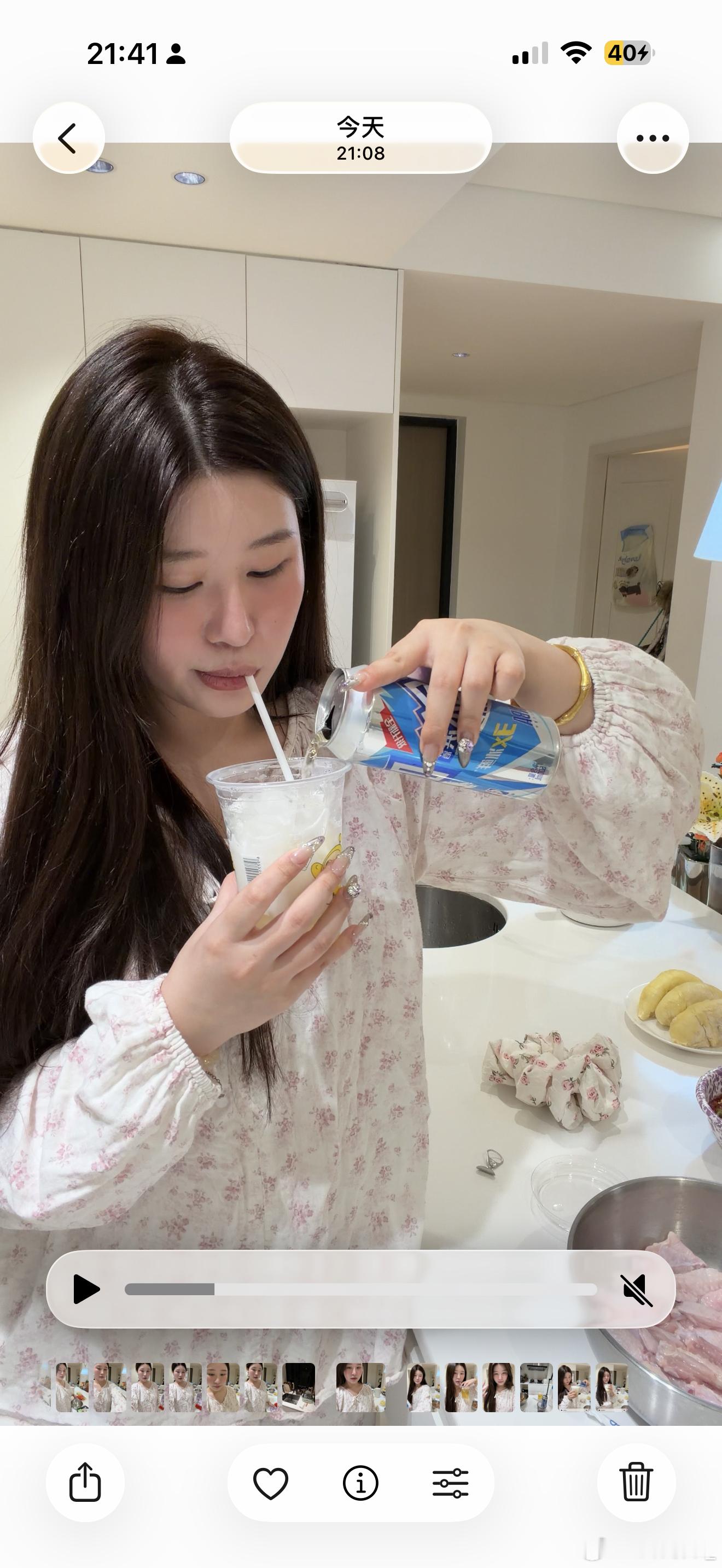拍着拍着视频 自己在家喝起来了…. 