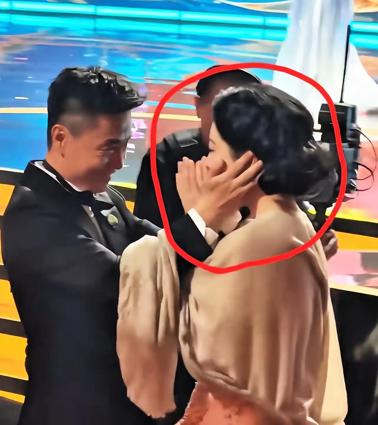 老婆的闺蜜是杨紫，你就可以捧人家的脸了？私底下关系再好，到了公共场合也要注意分寸