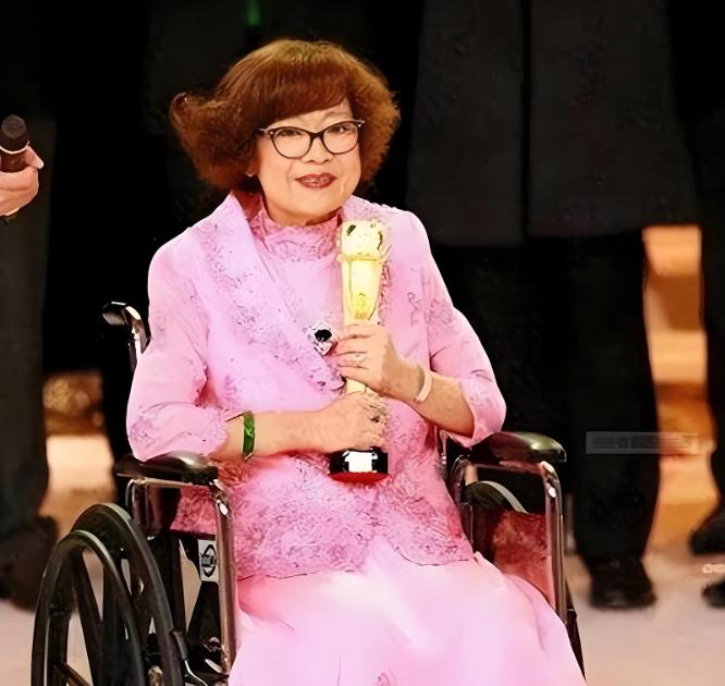 2008年，沈殿霞在奄奄一息之际突然清醒过来，女儿郑欣宜紧张地问她还有什么事情要