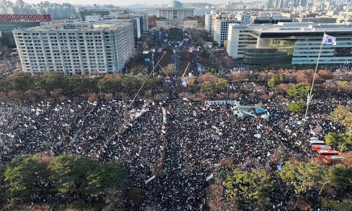 韩国总统尹锡悦遭弹劾后数千人欢庆

当韩国议会通过投票，弹劾尹锡悦本月早些时候实