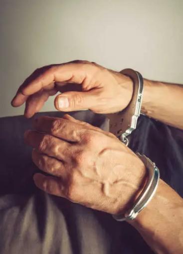 江苏苏州，男子晚上到一失足女家中包夜嫖宿，次日凌晨，男子提出跟失足女再发生关系时