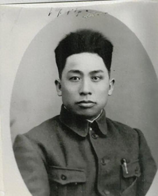 他两任搭档都出事，职务晋升快，从营长到师长1年：三仗升四级
“师长，敌人正沿公路