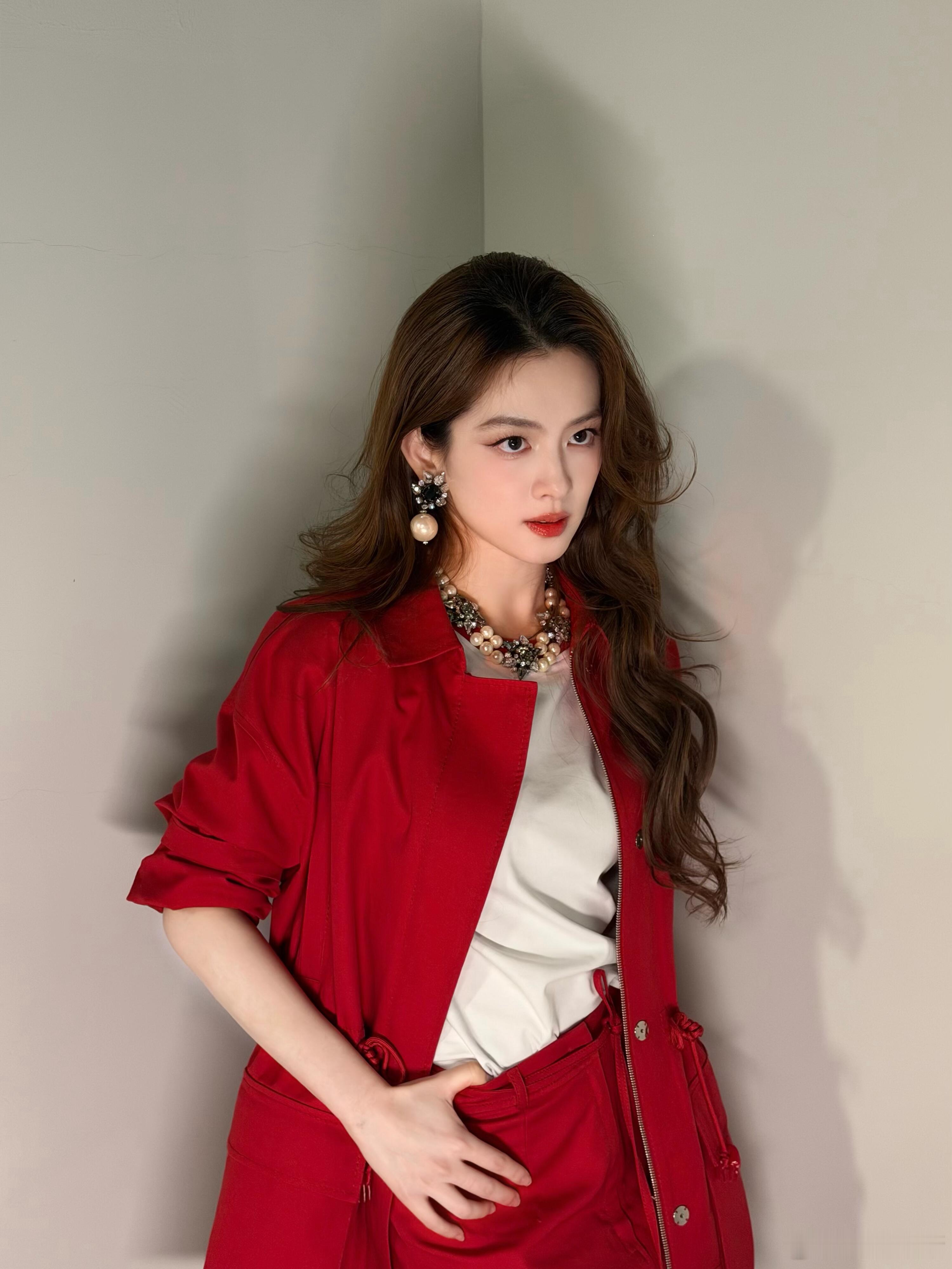 陈昊宇好漂亮！这身红好喜庆啊 