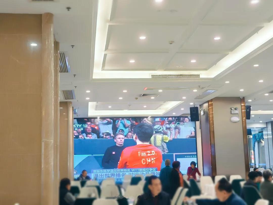 老一辈还是非常喜欢看央视新闻的！
樊振东夺冠庆贺，谁不知道，谁不感动！
商场放，