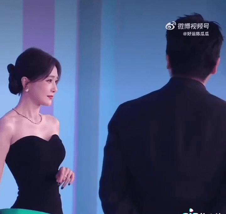 哎，你看看。
这年头，连“绅士风度”都得上秤称，拿尺量了。
提个裙摆，得讲究半臂