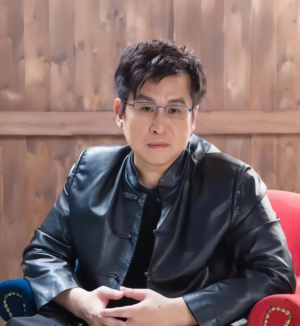 必须要批评汤家凤先生几句。
汤家凤先生一直在谈论郑智化，每天早上雷打不动地要说上